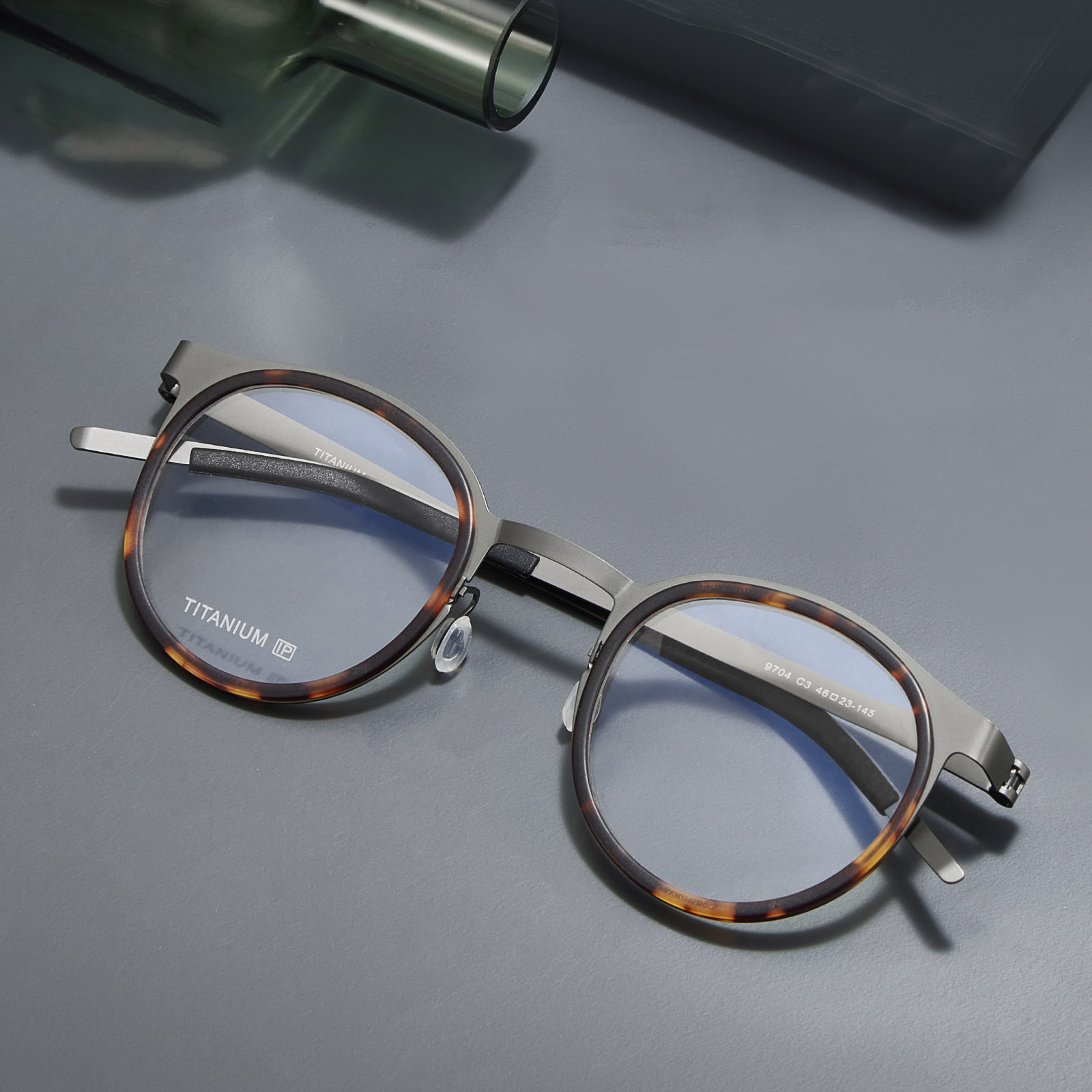 9704 Bezśrubowe okulary z czystego tytanu z oddzielną oprawką