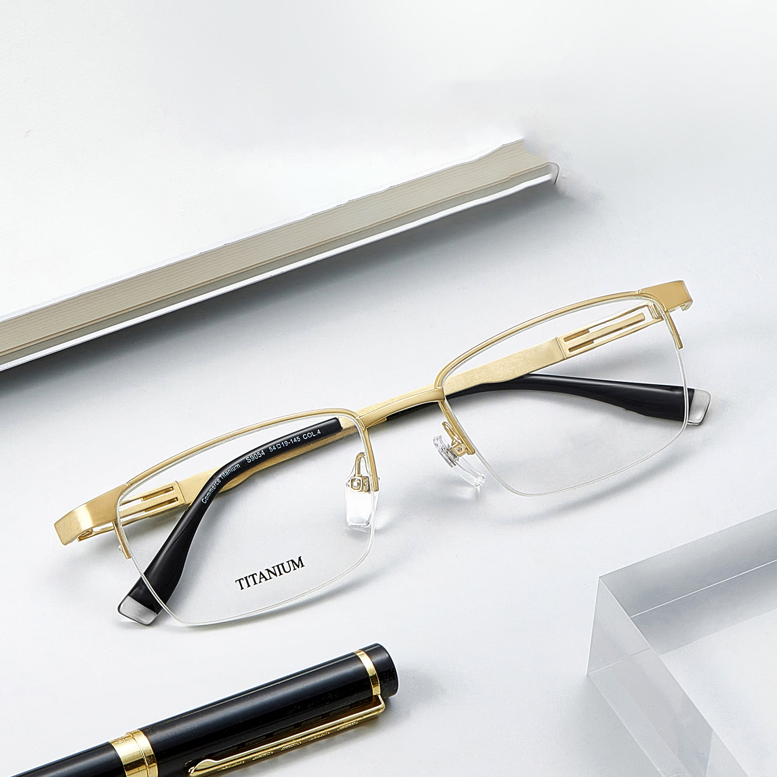 S9054 Lekkie i nieblaknące okulary z czystego tytanu